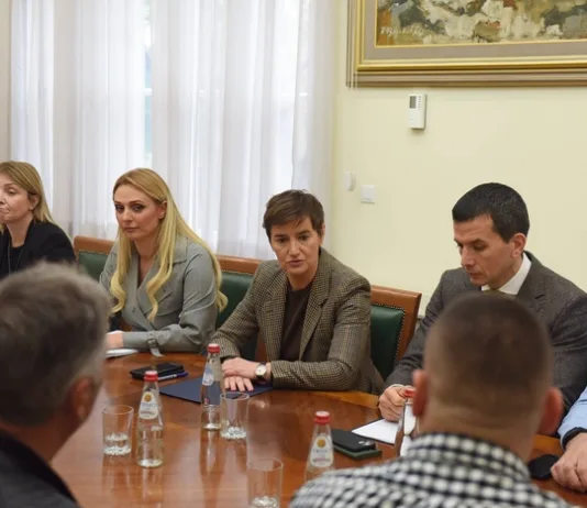 Premijerka i poljoprivrednici postigli delimični dogovor o „relaksaciji“ protesta premijerka-i-poljoprivrednici-postigli-delimicni-dogovor-o-„relaksaciji“-protesta