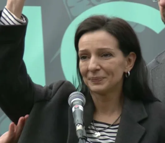 Marinika Tepić se obratila okupljenima kod Terazijske česme marinika-tepic-se-obratila-okupljenima-kod-terazijske-cesme