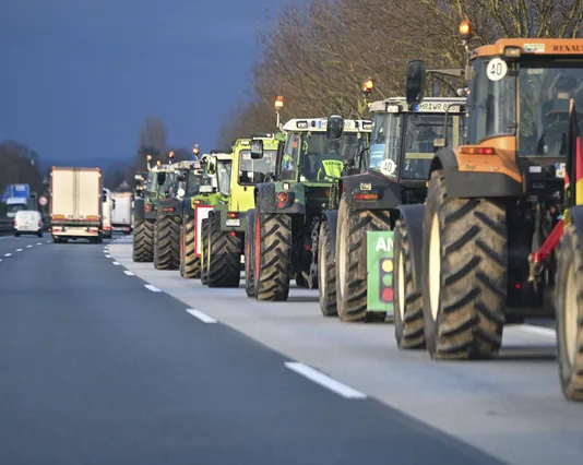Protest poljoprivrednika u Nemačkoj: Zbog smanjenja subvencija traktorima blokirali auto-puteve protest-poljoprivrednika-u-nemackoj:-zbog-smanjenja-subvencija-traktorima-blokirali-auto-puteve