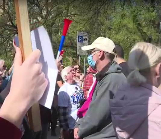 „Otkucavaju im poslednje sekunde“: Novosađani prave buku ispred štanda SNS-a (VIDEO) „otkucavaju-im-poslednje-sekunde“:-novosadjani-prave-buku-ispred-standa-sns-a-(video)