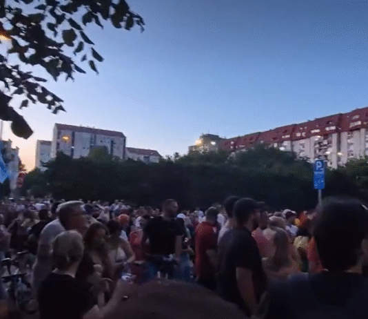 Novosađani protestuju ispred zgrade jednog od pomilovanih SNS aktivista novosadjani-protestuju-ispred-zgrade-jednog-od-pomilovanih-sns-aktivista
