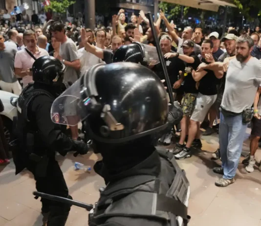 Protest u Beogradu: Policija potiskuje građane sa ulica protest-u-beogradu:-policija-potiskuje-gradjane-sa-ulica