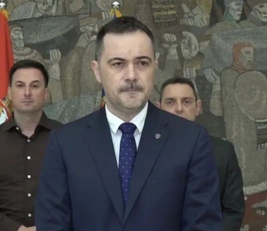 Načelnik Uprave kriminalističke policije Ninoslav Cmolić dobio rešenje o penziji nacelnik-uprave-kriminalisticke-policije-ninoslav-cmolic-dobio-resenje-o-penziji