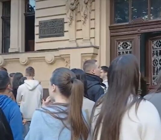 Učenici Valjevske gimnazije bojkotuju nastavu u znak podrške otpuštenim profesorima ucenici-valjevske-gimnazije-bojkotuju-nastavu-u-znak-podrske-otpustenim-profesorima