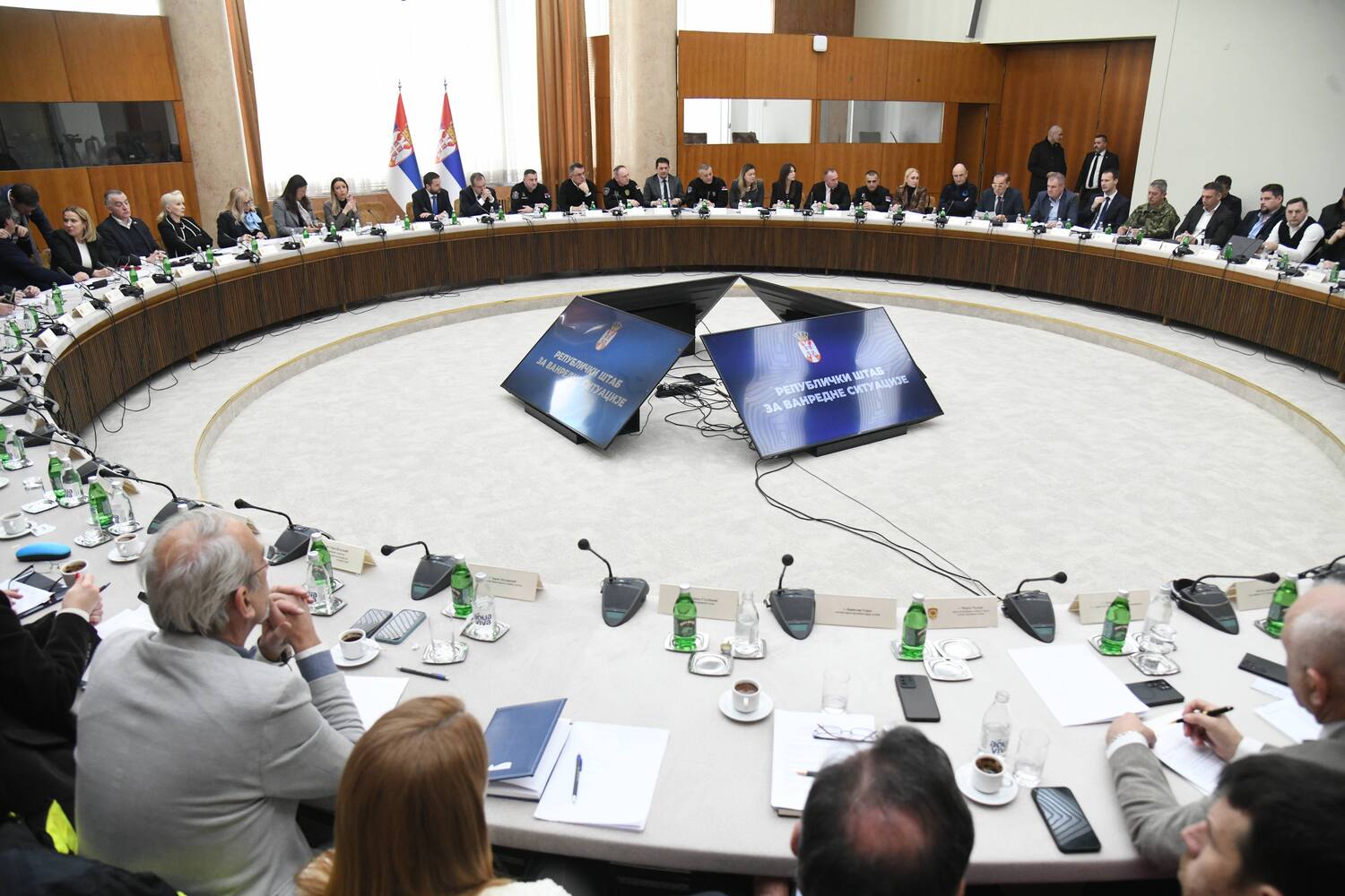 vanredna-situacija-u-10-opstina:-vise-od-13.000-potrosaca-bez-struje,-evakuisano-38-osoba vanredna-situacija-u-10-opstina:-vise-od-13.000-potrosaca-bez-struje,-evakuisano-38-osoba