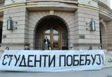 Novi Sad: Studenti okačili transparent na most, došla policija novi-sad:-studenti-okacili-transparent-na-most,-dosla-policija