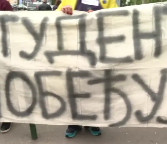 Novi Sad: Studenti dele nalepnice, nedaleko od njih pristalice SNS postavljaju štandove novi-sad:-studenti-dele-nalepnice,-nedaleko-od-njih-pristalice-sns-postavljaju-standove