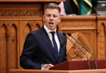 Peter Mađar položio zakletvu i preuzeo dužnost premijera peter-madjar-polozio-zakletvu-i-preuzeo-duznost-premijera