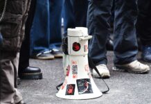 „(Ne) bojte se, i dalje smo tu“: Studenti započeli protest sa 16 minuta tišine kod Pravnog fakulteta „(ne)-bojte-se,-i-dalje-smo-tu“:-studenti-zapoceli-protest-sa-16-minuta-tisine-kod-pravnog-fakulteta