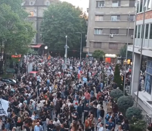 Studenti ispred RTS: „Dođite 23. maja na Slaviju“ studenti-ispred-rts:-„dodjite-23.-maja-na-slaviju“