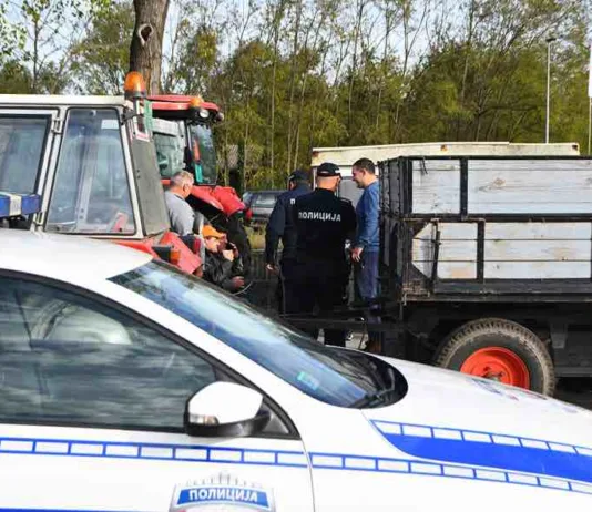 Bavanište i paradigma društva: SNS kadrovi blokirali kuću poljoprivrednika, meštani ga branili sa više od 50 traktora bavaniste-i-paradigma-drustva:-sns-kadrovi-blokirali-kucu-poljoprivrednika,-mestani-ga-branili-sa-vise-od-50-traktora