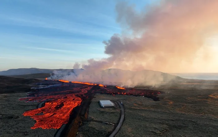 nova-erupcija-vulkana-na-islandu,-lava-ulazi-u-ribarski-grad-grindavik nova-erupcija-vulkana-na-islandu,-lava-ulazi-u-ribarski-grad-grindavik