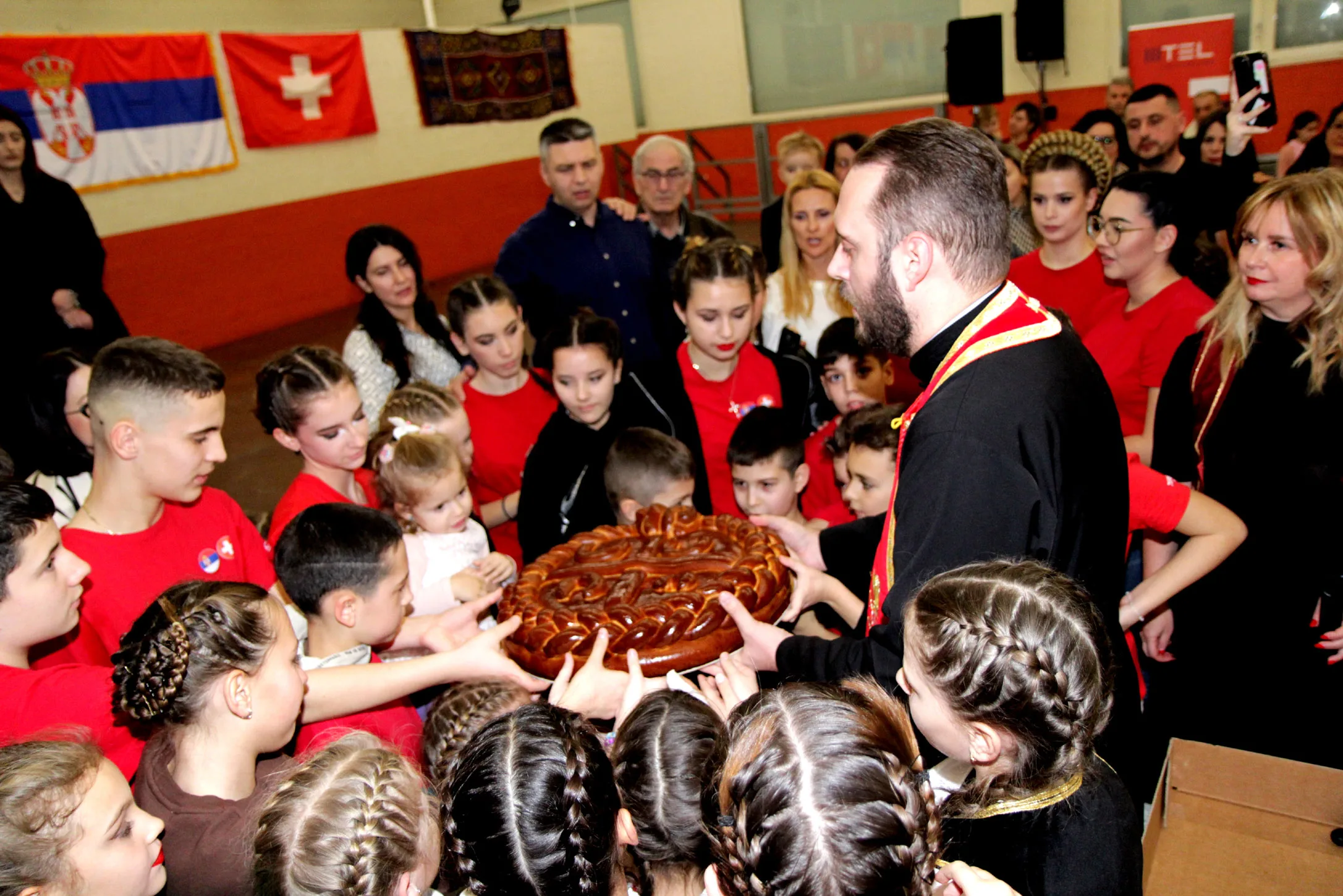 druzenje-uz-kolac-i-folklor