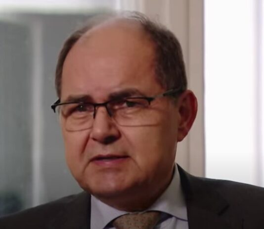 Novi DSS: Nejasno u kom je svojstvu Šmit došao na sastanak sa Vučićem novi-dss:-nejasno-u-kom-je-svojstvu-smit-dosao-na-sastanak-sa-vucicem