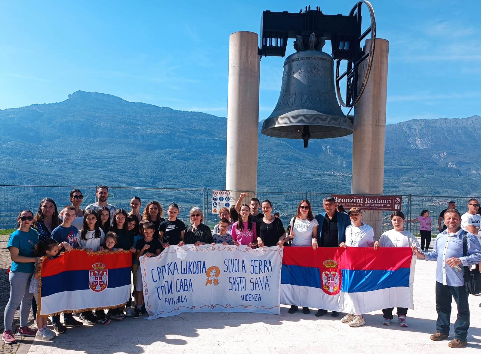 Učenici srpske škole Sveti Sava iz Vićence sa roditeljima odali poštu palim srpskim zarobljenicima u Trentinu
