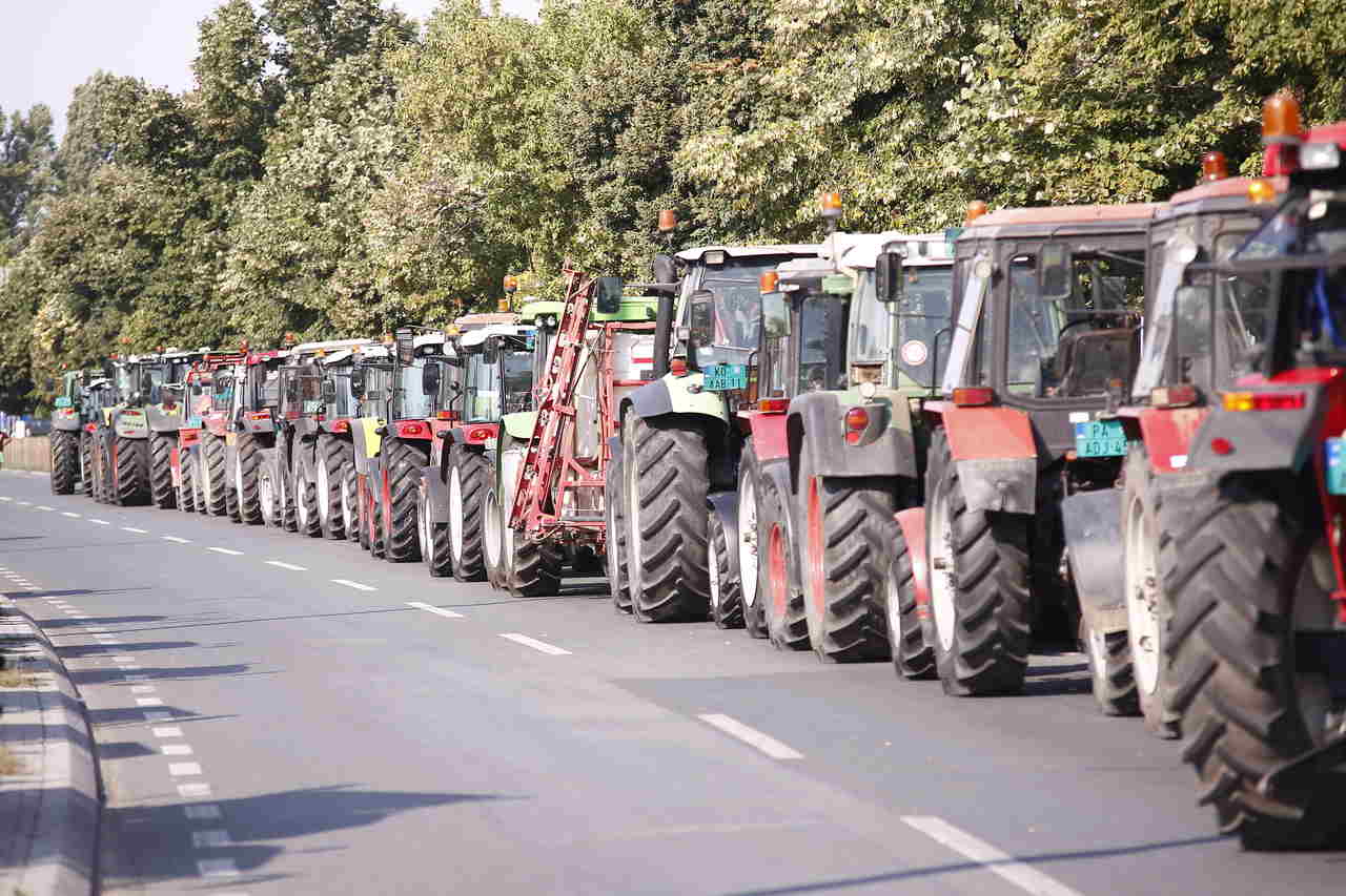 Poljoprivrednici na traktorima noćas protestovali ispred Predsedništva: Nezadovoljni predlogom novog resornog ministra