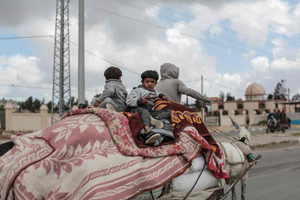 Civili napuštaju Rafu dok se čeka izraelska ofanziva, dok Bajden najavljuje potencijalno primirje