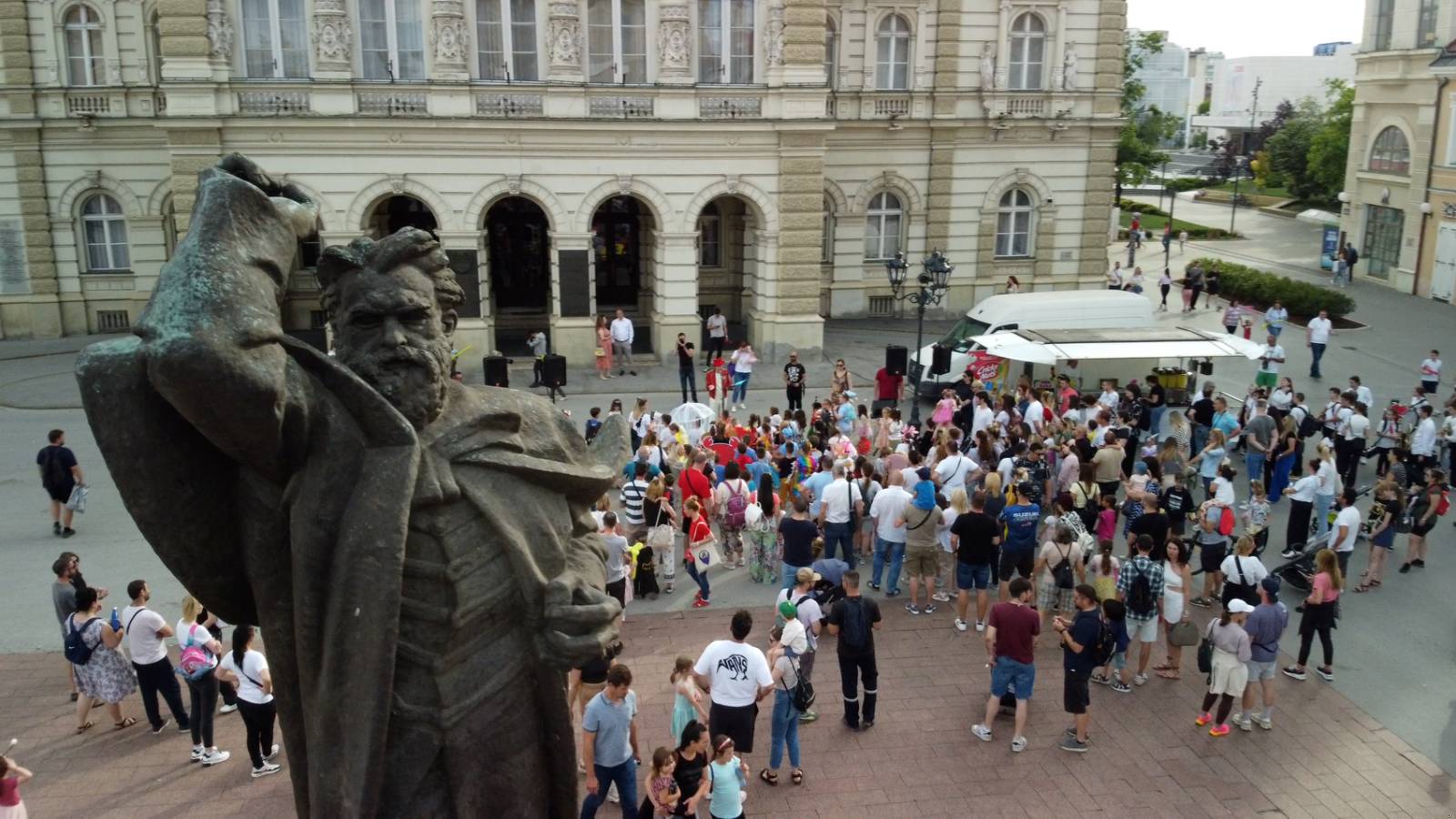 Čarolija pod maskama: Stotine dece u povorci najavilo „SimfoniFest Novi Sad”