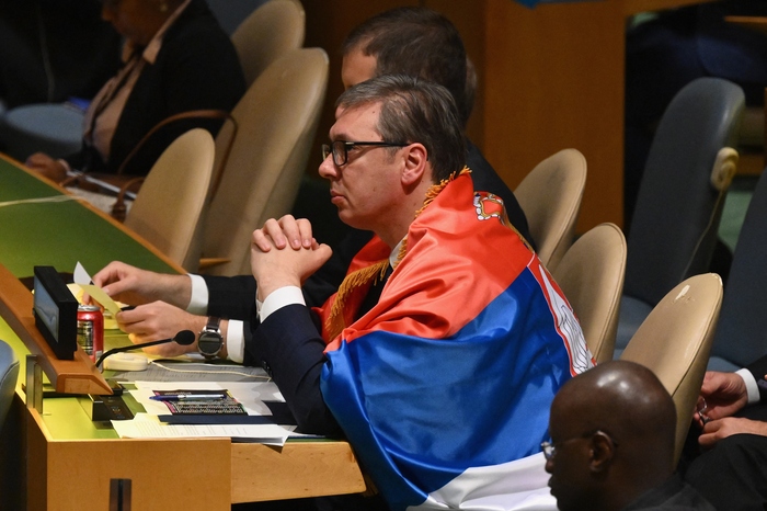 un-demantuje-tabloide:-niko-nije-trazio-vucicu-da-skine-sa-sebe-zastavu un-demantuje-tabloide:-niko-nije-trazio-vucicu-da-skine-sa-sebe-zastavu