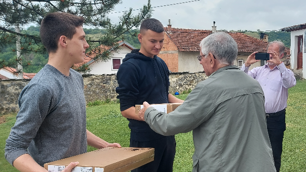 Организација-„Спасимо-српску-децу“-даривала-најугроженије-широм-света