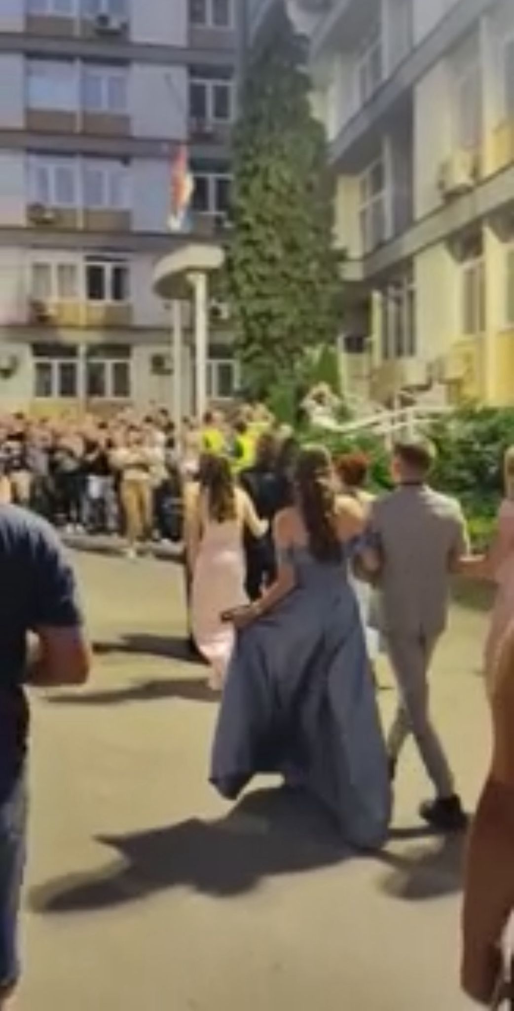 protest-zbog-hapsenja-maturanta-iz-kosjerica:-u-znak-podrske-drugu,-pridruzili-se-i-ostali-maturanti protest-zbog-hapsenja-maturanta-iz-kosjerica:-u-znak-podrske-drugu,-pridruzili-se-i-ostali-maturanti