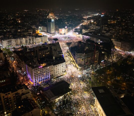 „Razvijanje narodne zastave, gosti iznenađanja i kraj ultimatuma“: Ovo je detaljan plan i program današnjeg protesta „razvijanje-narodne-zastave,-gosti-iznenadjanja-i-kraj-ultimatuma“:-ovo-je-detaljan-plan-i-program-danasnjeg-protesta