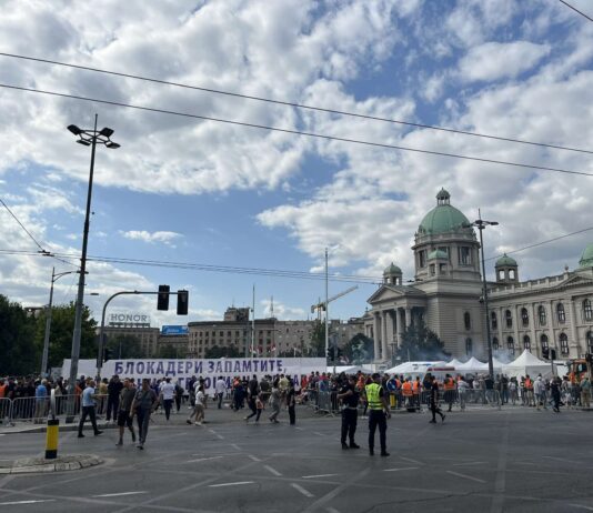 Počeo program ispred Skupštine, Pavlović kaže: „Pobedili smo“ poceo-program-ispred-skupstine,-pavlovic-kaze:-„pobedili-smo“