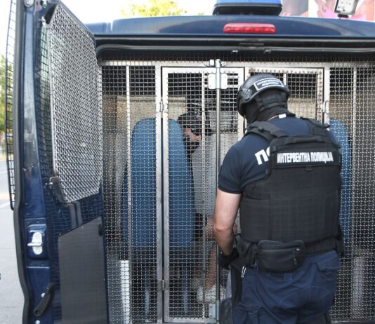 Policajci u Pančevu priveli novinara Nenada Živkovića: Građani stali ispred automobila i sprečili da ga odvezu u stanicu policajci-u-pancevu-priveli-novinara-nenada-zivkovica:-gradjani-stali-ispred-automobila-i-sprecili-da-ga-odvezu-u-stanicu