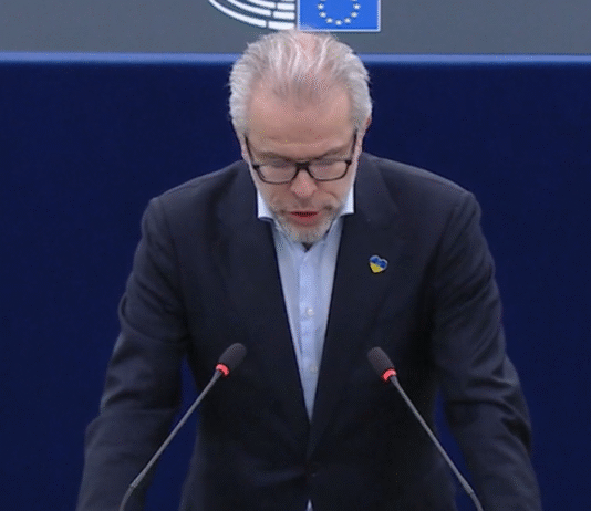 Evroposlanik: EU je Vučiću predugo ostavljala prostor da uništava demokratiju u Srbiji, on je kao piroman u vatrogasnoj brigadi evroposlanik:-eu-je-vucicu-predugo-ostavljala-prostor-da-unistava-demokratiju-u-srbiji,-on-je-kao-piroman-u-vatrogasnoj-brigadi