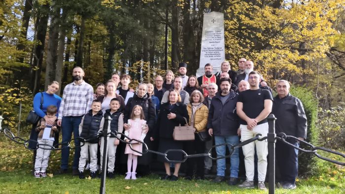 na-mitrovdanske-zadusnice-sluzen-parastos-i-za-pale-na-vojnickom-groblju-u-gredigu