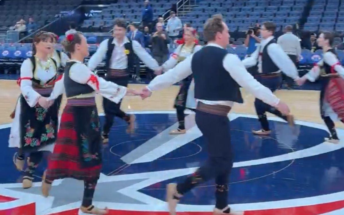 vece-srpskog-nasledja-u-vasingtonu:-opleli-kolce-u-srcu-amerike,-a-onda-je-na-teren-izasao-jokic!-(video)