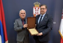 Милорад Арлов уручио плакету Владимиру Кокановићу за допринос повезивању Срба са КиМ и Српске Милорад-Арлов-уручио-плакету-Владимиру-Кокановићу-за-допринос-повезивању-Срба-са-КиМ-и-Српске