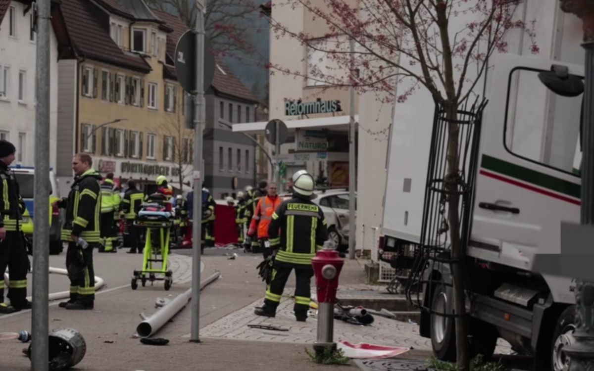 tragedija-u-nemackoj:-nastradala-zena-(29)-sa-kosmeta-i-njen-trogodisnji-sin,-kamion-ih-pokosio-na-trotoaru!