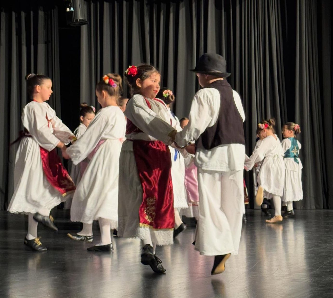 „folklor-iz-bloka”-–-humanitarni-koncert-u-frankfurtu-prikupio-preko-11-hiljada-evra-za-porodicu-lopatic-iz-srebrenice