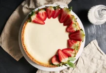 Uskršnja torta sa jagodama i belom čokoladom: Desert koji osvaja izgledom i ukusom uskrsnja-torta-sa-jagodama-i-belom-cokoladom:-desert-koji-osvaja-izgledom-i-ukusom