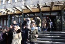 Novosadski zborovi blokirali raskrsnicu kod Novosadskog sajma, zbog pritvaranja aktivista novosadski-zborovi-blokirali-raskrsnicu-kod-novosadskog-sajma,-zbog-pritvaranja-aktivista