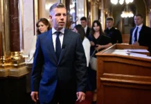 Prvo obraćanje Mađara kao premijera: Obećao da će „služiti a ne vladati“ i pozvao predsednika da se povuče prvo-obracanje-madjara-kao-premijera:-obecao-da-ce-„sluziti-a-ne-vladati“-i-pozvao-predsednika-da-se-povuce
