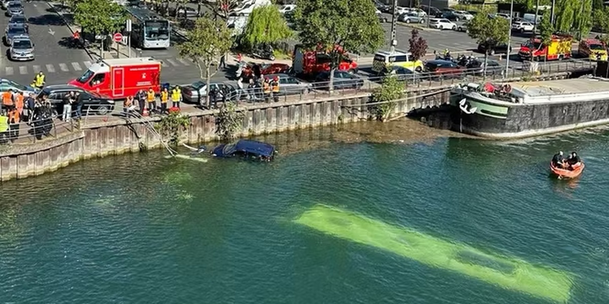 francuska-–-vozac-na-obuci-potopio-autobus-i-nekoliko-automobila francuska-–-vozac-na-obuci-potopio-autobus-i-nekoliko-automobila