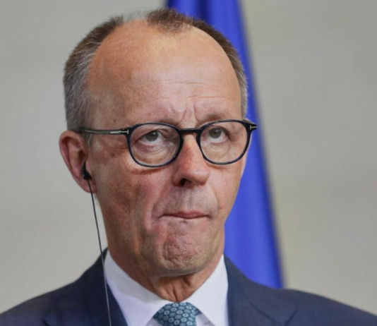Kancelaru Mercu na kongresu zviždali 15 minuta: Skupljeno 200 hiljada potpisa protiv njega kancelaru-mercu-na-kongresu-zvizdali-15-minuta:-skupljeno-200-hiljada-potpisa-protiv-njega