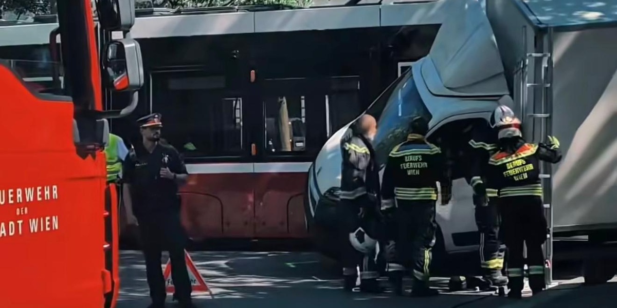haos-u-centru-beca:-kamion-posle-sudara-sa-tramvajem-ostao-da-„lebdi“-na-dva-tocka