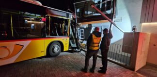 Bizarna nesreća u Švajcarskoj: Autobus bez vozača uleteo u banku bizarna-nesreca-u-svajcarskoj:-autobus-bez-vozaca-uleteo-u-banku