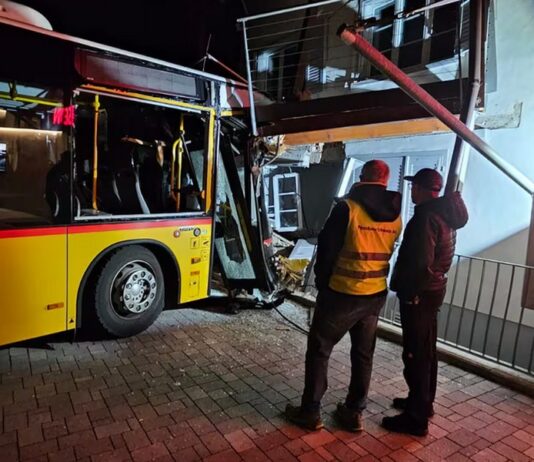 Bizarna nesreća u Švajcarskoj: Autobus bez vozača uleteo u banku bizarna-nesreca-u-svajcarskoj:-autobus-bez-vozaca-uleteo-u-banku