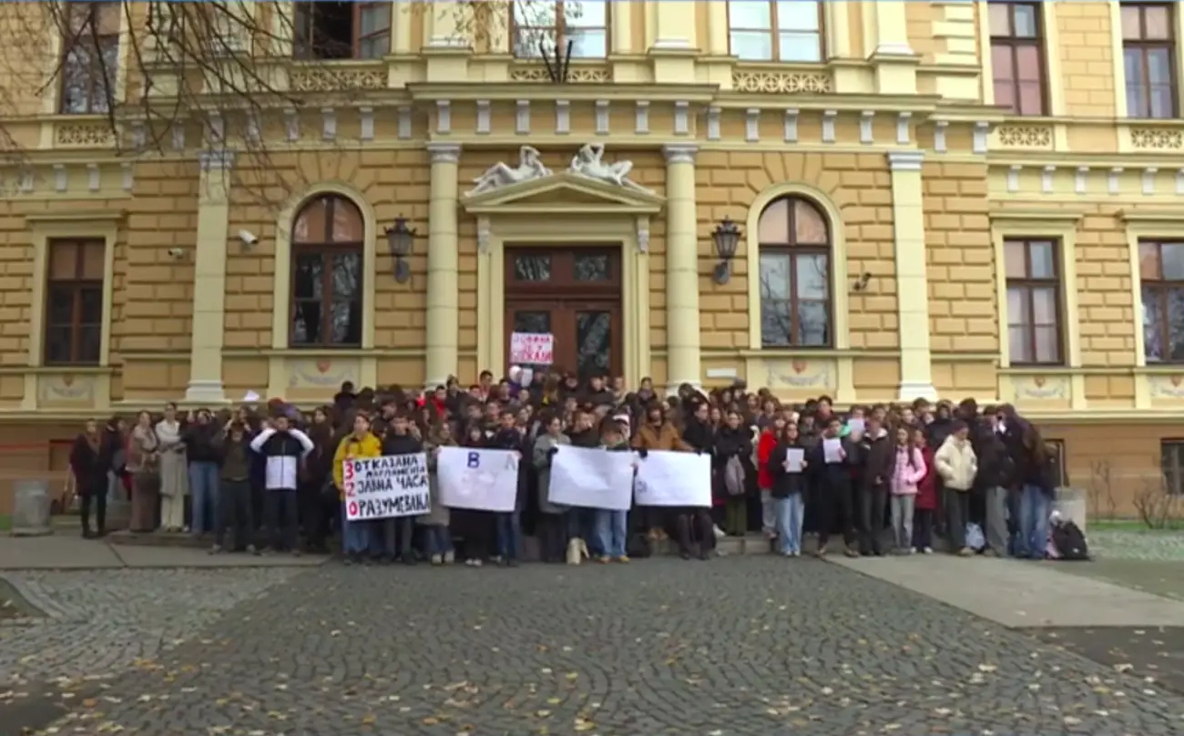protest-zbog-suspendovanja-nastavnika-jovine-gimnazije-u-novom-sadu protest-zbog-suspendovanja-nastavnika-jovine-gimnazije-u-novom-sadu