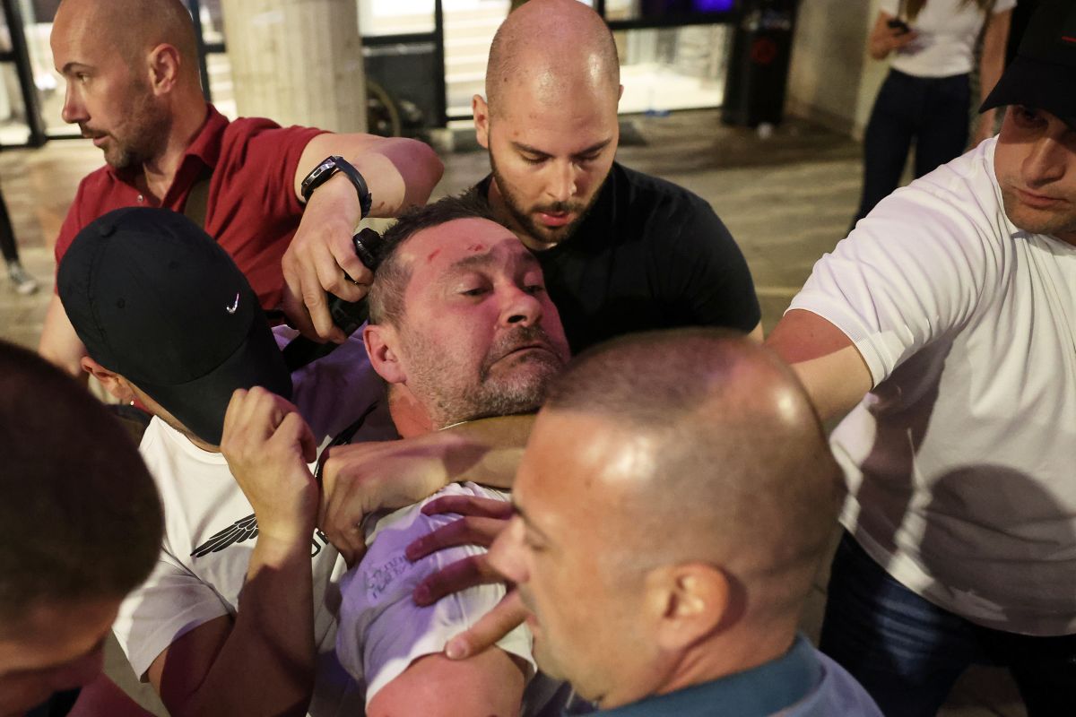sta-se-sve-desavalo-nakon-zavrsetka-protesta-u-beogradu:-kako-su-maskirani-huligani-sa-navijackim-bakljama-izazvali-intervenciju-policije sta-se-sve-desavalo-nakon-zavrsetka-protesta-u-beogradu:-kako-su-maskirani-huligani-sa-navijackim-bakljama-izazvali-intervenciju-policije