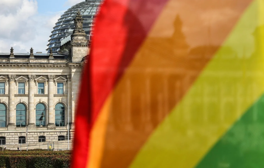 gejevi-protiv-merca:-kancelara-optuzuje-i-lgbt+-zajednica-za-zanemarivanje