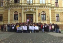 Novi Sad: Protest učenika Jovine gimnazije, poručuju direktoru – Radivoje, odlazi! novi-sad:-protest-ucenika-jovine-gimnazije,-porucuju-direktoru-–-radivoje,-odlazi!
