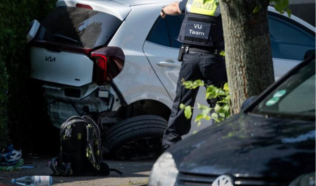 tragedija-u-nemackoj:-zena-autom-uletela-u-grupu-skolaraca,-poginulo-dvoje-dece tragedija-u-nemackoj:-zena-autom-uletela-u-grupu-skolaraca,-poginulo-dvoje-dece