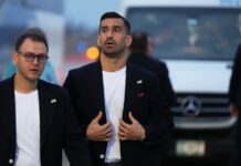 Fudbaleri Irana stigli u Meksiko: Nose bedževe u znak sećanja na žrtve napada na školu fudbaleri-irana-stigli-u-meksiko:-nose-bedzeve-u-znak-secanja-na-zrtve-napada-na-skolu