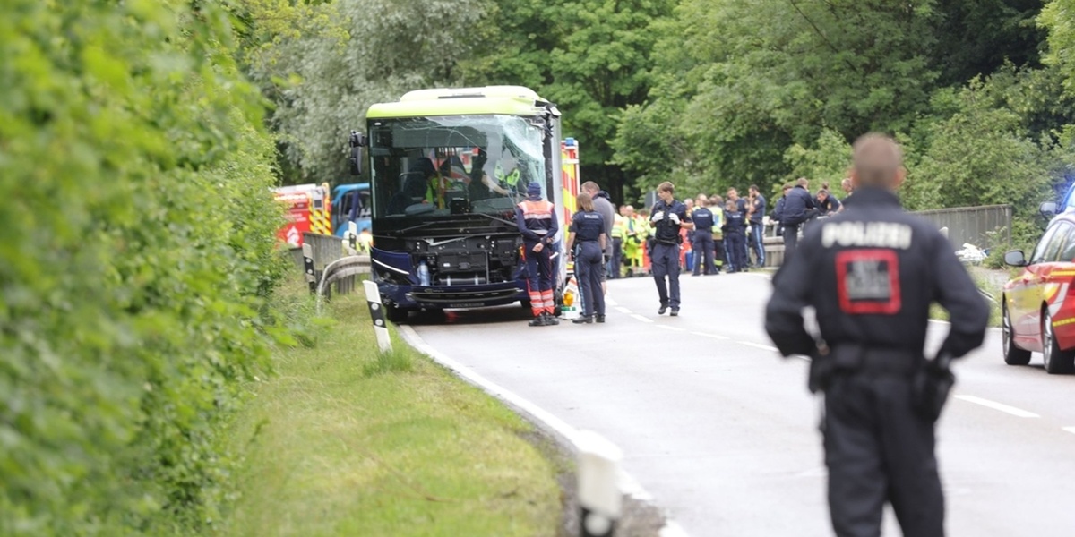 tragedija-u-nemackoj:-u-sudaru-dva-autobusa-stradao-ucenik,-desetine-povredjenih