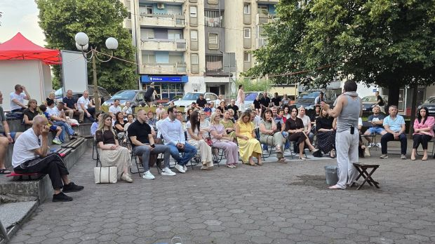 Сатира-која-брише-границе:-Тријумф-смеха-на-деветом-фестивалу-„Крива-Дрина“-у-Зворнику